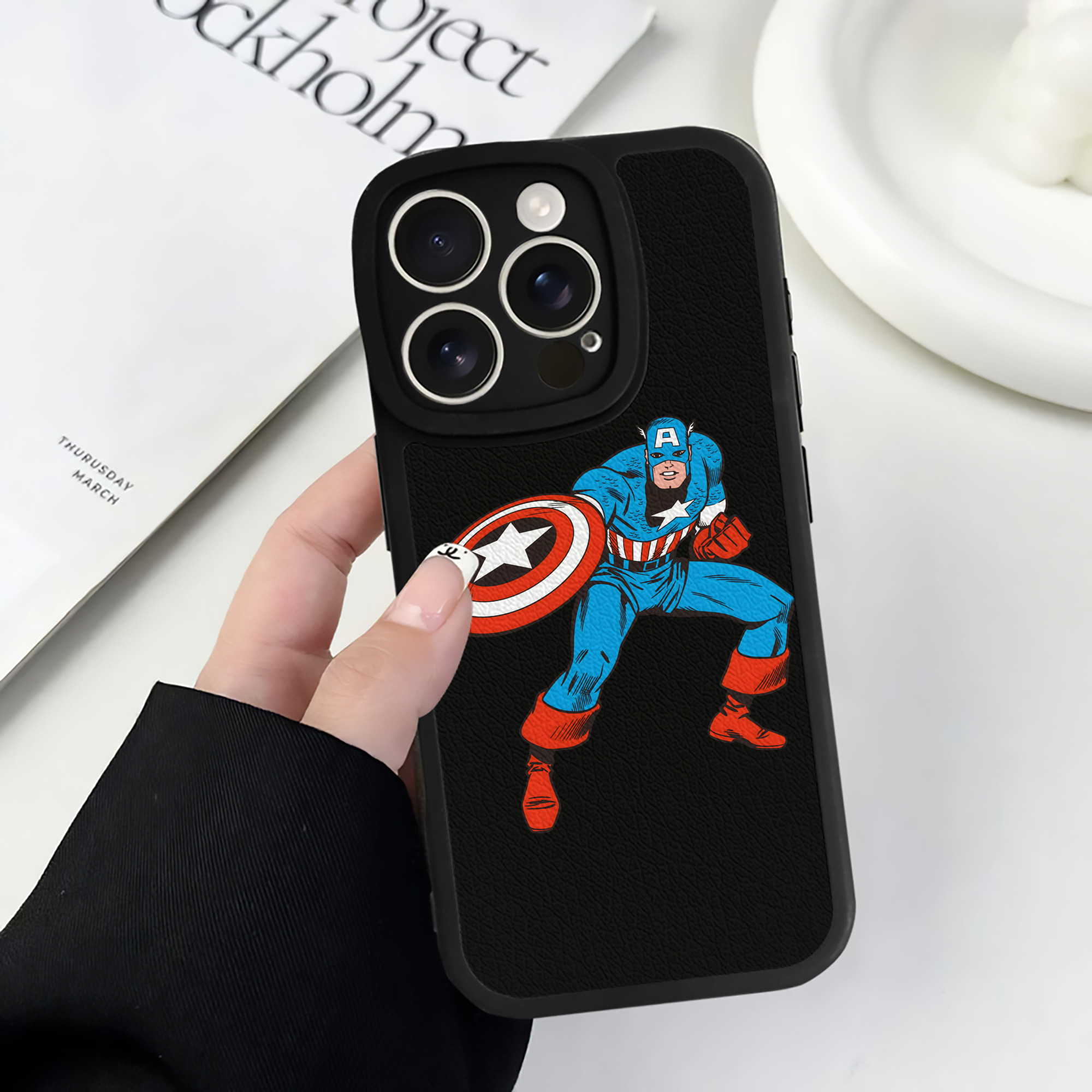 （画像用） アベンジャーズ The Avengers 【iPhone 16シリーズ対応】シリコンスマホケース（レザー調） 材質：シリコン